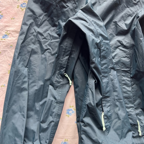 Green North Face windbreaker - Picture 4 of 6